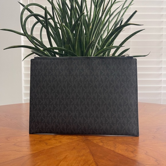 Micheal Kors wristlet - Picture 3 of 6